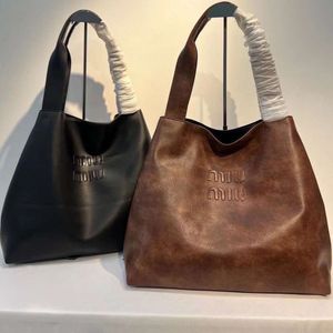 Design handtas uitverkoop 2024 Nieuwe schoudertas met grote capaciteit, effen kleur handtas