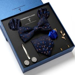 Design Holiday Luxury Gift Coldie Ensemble pour hommes Silk Butfly Bowtie Tie et clips à cravate épingle à revers à bouffées de manchette coquinement 240412