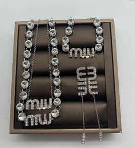 Bijoux design Miao nouveau collier de lettre de cristal personnalité à la mode chaîne de clavicule de mode avec boucles d'oreilles en strass Bracelet f1310588