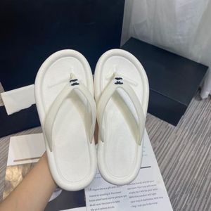 Design Lettre Tongs Fond Épais All-Match Blanc Casual et Léger Mode Japonaise et Coréenne All-Matching Injection Molded Shoes Sandales