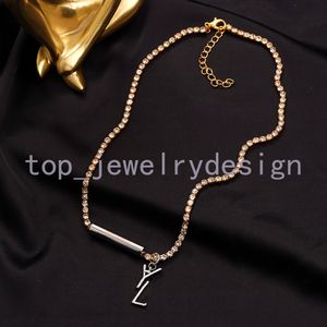 Lettre de conception Collier de pendentif coeur Bijoux de créateurs 18K Gold en acier inoxydable lettre Colliers cristallins Chaînes Men Accessoire pour femmes