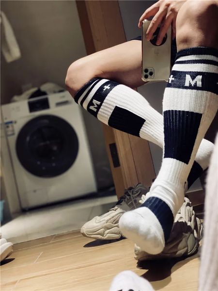 Design hommes chaussettes Sexy mâle Gay haut Vers bas confortable Football sport Long Tube Cosplay bas chaussette pour cadeau 240112