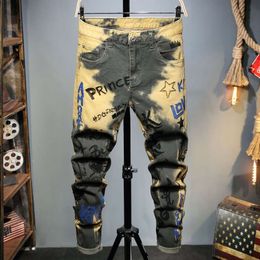 Design nouveau pantalon pour hommes à la mode avec des patchs déchirés lettres brodées sur les petits pieds, jean jaune élastique et à la mode