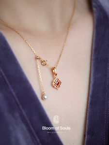 Conception de S925 Pure Silver Duobao Collier pour la Silk Road - Natural Garnet Pearl and Fritillaria in French New Style