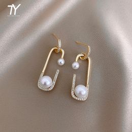 Ontwerp Pearl Onregelmatige Pin Dangle Earring voor Vrouw Mode Koreaanse Sieraden Luxe Sexy Girl's Party Draag oorbellen