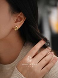 Design S925 Pure Silver Ear -studs met goudplaten voor kleine fluwelen bloem eenvoudige en elegante kleine oorbellen voor dames nieuwe generatie