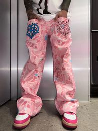 Design Sense Artisanat Heavy Camouflage rose Jeans brodés Men Street Hip Hop Unisexe Pantalon de la jambe large 240507