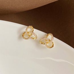 Pendientes de perlas pequeñas y exquisitas coreanas con sentido del diseño, accesorios inusuales para chicas a la moda, joyería de lujo para mujer