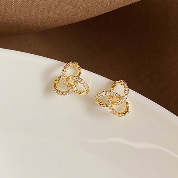 Design Sense Coréen Exquis et Petite Perle Boucles D'oreilles Mode Fille Insolite Accessoires De Luxe Bijoux Pour Femme