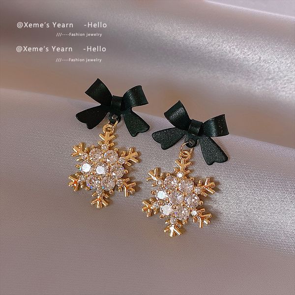 Pendientes colgantes de copo de nieve dorado para fiesta de año nuevo con diseño de sentido para mujeres y niñas, joyería de moda coreana, accesorios de regalo de lujo