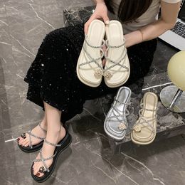 Chaussures de design Summer Rinestone Cross Toe Soft Sole Elevation Slippers Platform Shoes Casual Chores Sandal Slipper Bage Holiday Gai Taille 35-40