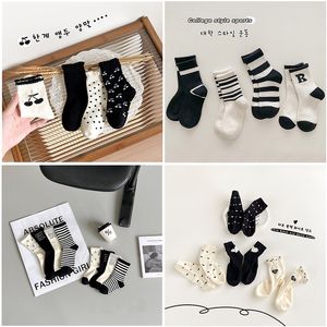 Design Wave Point Tout-petits Bébé Haute Qualité Nouveaux Garçons Filles Mode Grands Enfants Respirant Coton Chaussettes Jeunesse Noir Et Blanc Rayé Enfants Mi-tube Chaussettes