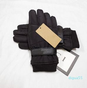 Conception femmes gants pour l'hiver et l'automne mitaines en cachemire gants avec une belle boule de fourrure sport de plein air gants d'hiver chauds
