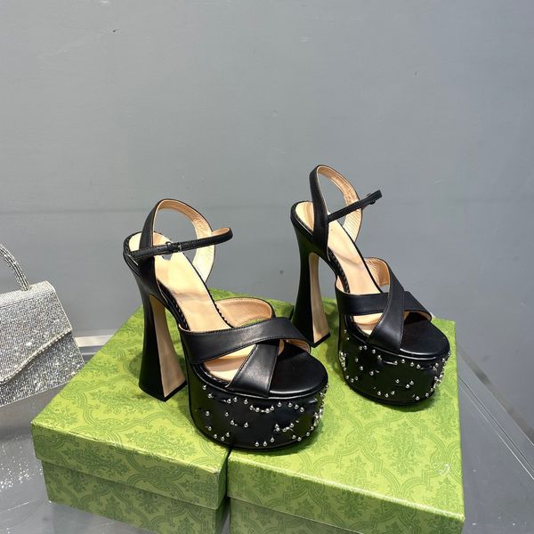 Diseñador Sandalias altas de 15,5 cm con estampado de letras de metal Sandalias de tacón alto para mujer Cuero de lujo Mesa impermeable para mujer Sandalias cómodas Zapatos casuales de moda