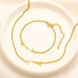 Designer 18 km colliers pendentifs plaqués en or Bracelets Chaîne en acier inoxydable Colliers de marque de cou en acier inoxydable pour femmes bijoux de fête de mariage Cadeaux