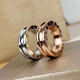 Designer 18K gouden ring voor vrouw hoogwaardige roestvrij staal paar voor man officiële reproducties Gold Ploated sieraden Prachtige ringcadeau met doos 051
