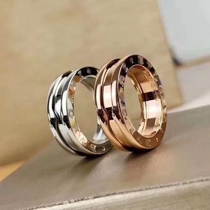 Designer 18K gouden ring voor vrouw hoogwaardige roestvrij staal paar voor man officiële reproducties Gold Ploated sieraden Prachtige ringcadeau met doos 051