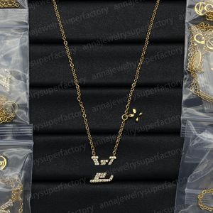 Designer 18K Rose Gold Classic L-Series Pendant Colliers For Women Letter Fritillaria Presbyopie Collier Diamond Popular Luxury Jewelry Gift