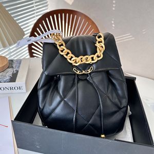 Diseñador Serie 19 Mochila negra Bolso Mango de metal Herrajes dorados Cuero suave Cadena Matelasse dorada y plateada Correa de hombro ajustable Bolso de 21x15 cm