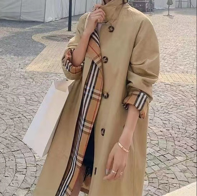 Designer 2022 Trench Coat Europeu e Americano Luxo Estilo Xadrez Moda Costura Falsa Duas Gabardinas Femininas Soltas de Comprimento Médio