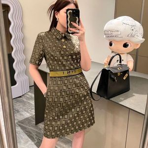 Designer 2023 Nouvelles Robes Décontractées Classique Taille Revers Revers Robe À Manches Courtes De Mode Vintage Pleine Impression F Lettre Mince Jacquard Ceinture Robe