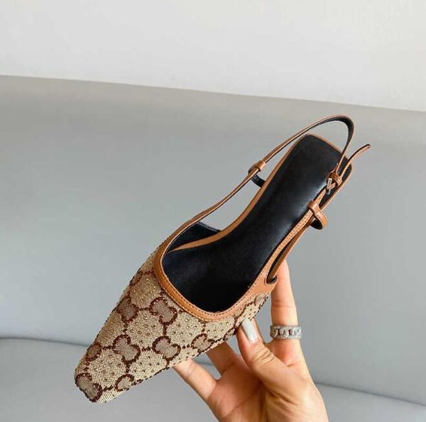 Designer-2024 Sandalias con talón descubierto para mujer Los zapatos con talón descubierto Aria se presentan en malla negra con motivo de cristales brillantes Hebilla trasera