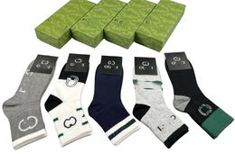 Diseñador 24ss calcetines para mujer para hombre cinco pares de lujo deportes de invierno letra de malla impresa calcetín bordado algodón hombre mujer con caja