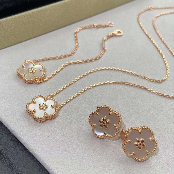 Designer 4/Four Leaf Clover V Gold Four Grass High Edition Plum Blossom Collier Bracelet Earstuds Nouveau 2023 Épais Plaqué 18k Rose Blanc Fritillaria Clavicule Chaîne