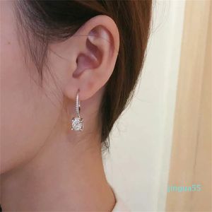 Designer 925 Sterling Silver Horn Hook High Carbon Diamond Ear Studs Fashion Boucles d'oreilles simples et polyvalentes
