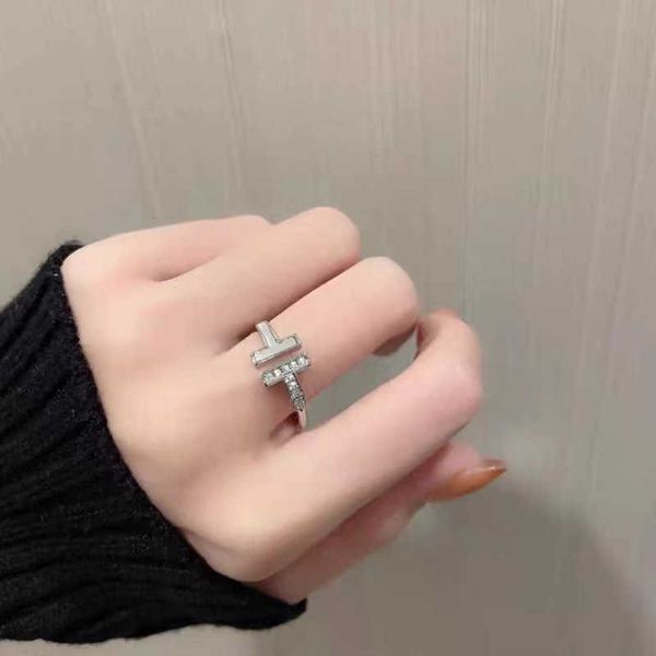 Bague double T de créateur capable et sophistiquée pour femmes, luxe léger, incrustation de diamant personnalisée, ouverture de lettre T réglable, vente URGP