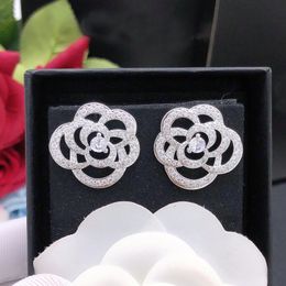 Accessoires de créateurs Boucles d'oreilles à fleurs Boucles d'oreilles de luxe pour filles incrustée de diamants Boucles d'oreilles en argent plaqué Bijoux Boucles d'oreilles de mariage CHD23092018 bertrams