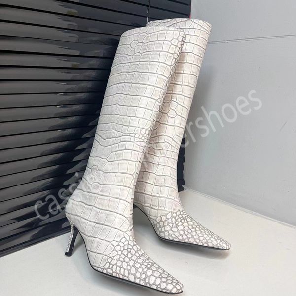 Diseñador Acné Damas Botas hasta la rodilla blancas Pasarela Moda Tacón alto Botas modernas Punta puntiaguda Resbalón en botas de invierno Color puro Patrón de cocodrilo Zapato de mujer elegante y sexy