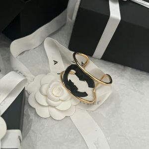 Designer Acryl Boutique Zwart -en witte bedel Bracelet Spring Nieuw paar Girls Sieraden Hoge kwaliteit Verjaardag Love Gift Bangle