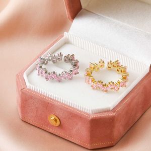 Ontwerper geavanceerde roze zirkoon diamant voor dames Japan en Zuid-Korea Uniek ontwerp gepersonaliseerde mode vierkante eivormige ring