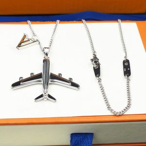 Designer vliegtuig hanger ketting mode mannen dames zilveren hoogwaardige roestvrijstalen kettingen vlak ontwerp v letter ketting sieraden box 007