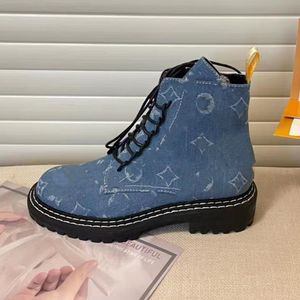 Botas de tobillo de diseñador Zapatos de mujer Zapato de lona de flores viejas Bota de invierno Damas Niñas Cuero de vaca de seda Top alto Tobillos planos para mujer Bota 02