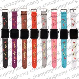 Designer Apple Watch Band Horlogeband voor Apple Watch Series 8 6 5 4 3 iwatch Bands 42 mm 38 mm 40 mm 49 mm Luxe lederen armband met lippenstiftprint Mode ap Slimme bandjes