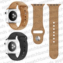 Designer Apple Watch Band Bracelet de montre Bandes iwatch pour Apple Watch Ultra Series 8 7 4 5 6 38 mm 42 mm 44 mm 49 mm Sports de luxe Silicone liquide 3D Emboss Rivet ap Smart Straps