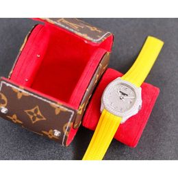 Diseñador Aquanaut Reloj Full Diamonds MenWatch 5A Relojes de movimiento magnífico de alta calidad Bust Down Uhr Correa de caucho amarillo Fecha Montre 5167 Relojes con caja de reloj OZ0F