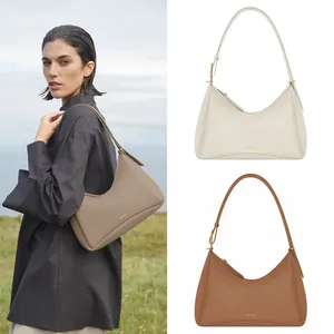 Diseñador Arque Bolso de cuero Bolsos de diseñador Triángulo Metal adornado Monedero Monedero Totes Nuevo bolso versátil para las axilas con tendencia de lujo ligero