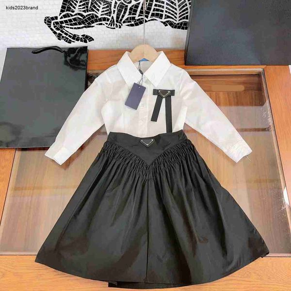 Conjuntos de otoño para bebé de diseñador, trajes de vestir para niñas, talla 90-150 CM, 2 uds., camisa de solapa decorada con lazo en el pecho y falda corta negra Aug30