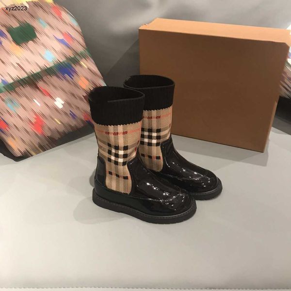 Diseñador Bebé Botas casuales Niños Niñas Zapatillas de deporte con puntera de charol brillante Niños Impresión a cuadros Zapatos de invierno Moda Regalo Tamaño 26-35 23ss