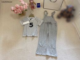 Ontwerper Babykleding Kinderen Tracksuits Girl Dress Grootte 100-150 cm 2pcs Digitale gestreepte T-shirt en Flare Strap-broek Luxueus juni23