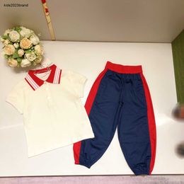 Ontwerper Babykleding Kinderen Tracksuits Zomerpak Maat 100-160 cm gestreepte revers met solide polo- en patchwork-ontwerpbroek juni25