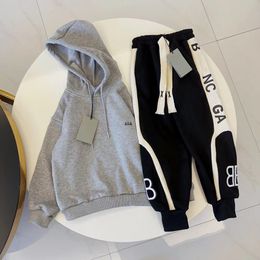 Designer bébé sweat à capuche enfant manteau enfant en bas âge deux pièces ensemble vêtements pour enfants mode filles garçons ensembles à manches longues pantalons hauts marque enfants vêtements lettres sport décontracté