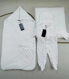Designer Baby Onesie, Bib Burp Vêtements Ensemble Bébé Collants Luxe Combinaison Coton Combinaison Garçons et Filles Combinaison Bébé Quilt 5PCS R33