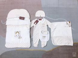 Designer Baby Onesie, Bib Burp Vêtements Ensemble Bébé Collants Luxe Combinaison Coton Combinaison Garçons et Filles Combinaison Bébé Quilt 5PCS R3