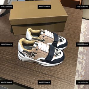 Ontwerper Babyschoenen Kinderen Casual schoenenbrief Drukken Kind Sneakers 2023 Nieuwe producten Engeland retro doos verpakking Kindergrootte 26-35