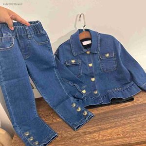 Designer Baby Suits Tracksuits Maat 100-150 cm 2pcs Polo kraag spijkerjasje en metalen dierenkopknop verfraaide jeans juli26