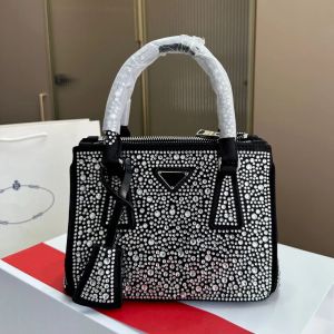 Sac de designer 2024 Nouveau 10A Femmes Mini Sac fourre-tout Sac à bandoulière Luxe Jolie Cuir Lady Triangle Signe Transportant de petits sacs de maquillage de taille moyenne pour le sac à main de banquet